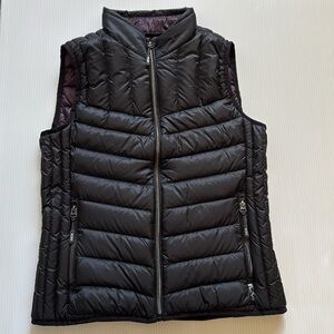 TUMI PAX Packable Black Down filled Vest - Pillow - women’s medium